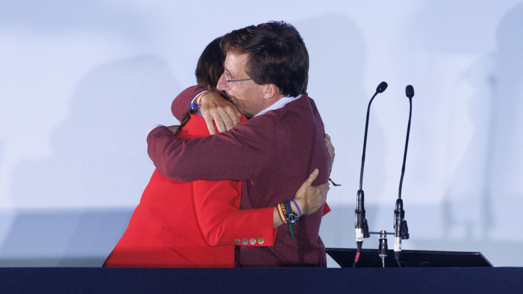 Ayuso y Almeida se abrazan en el balcón de Génova.
