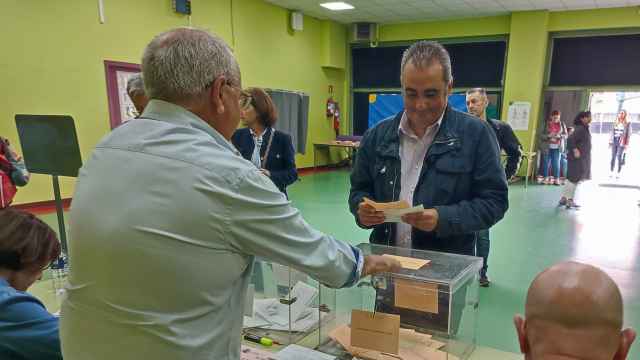 El alcalde de San Fernando de Henares, Javier Corpa, vota en la selecciones del pasado domingo.
