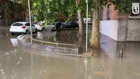 Una balsa de agua en una calle de Madrid.