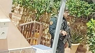 Un hombre se atrinchera con un arma en una vivienda de Mijas (Málaga): un agente herido