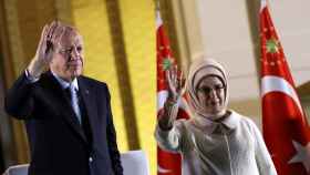 Tayyip Erdogan y su esposa Ermine saludan desde el balcón del palacio presidencial de Ankara.