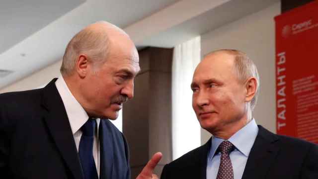 El presidente de Bielorrusia Alexandr Lukashenko con su homólogo ruso Vladímir Putin en una imagen de archivo.