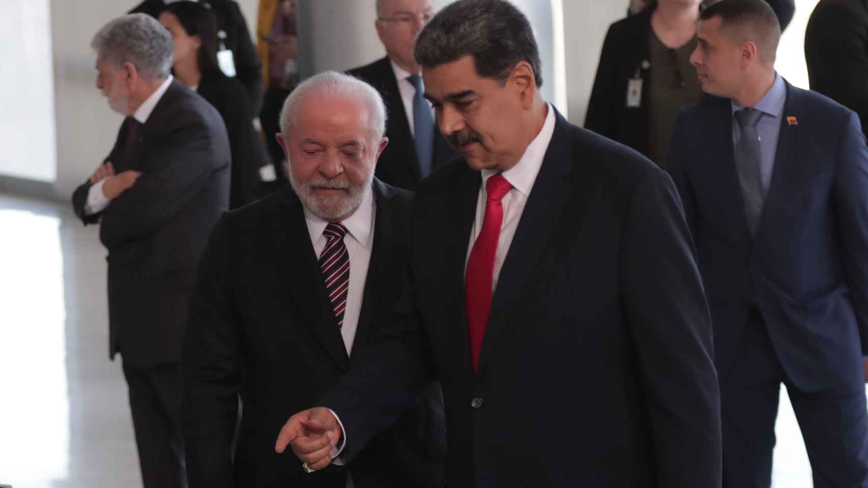 El presidente de Brasil, Luiz Inácio Lula da Silva, recibe a su homólogo venezolano, Nicolás Maduro, este lunes en Brasilia.