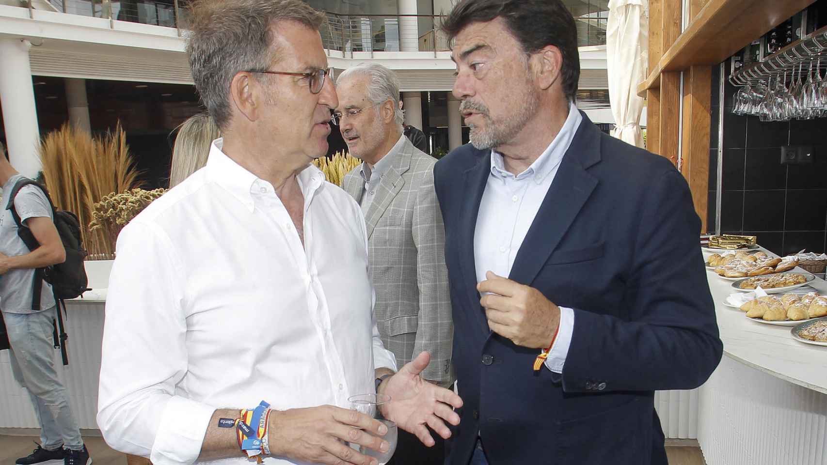 Alberto Núñez Feijóo y el candidato del PP en la ciudad de Alicante, Luis Barcala, la semana pasada.