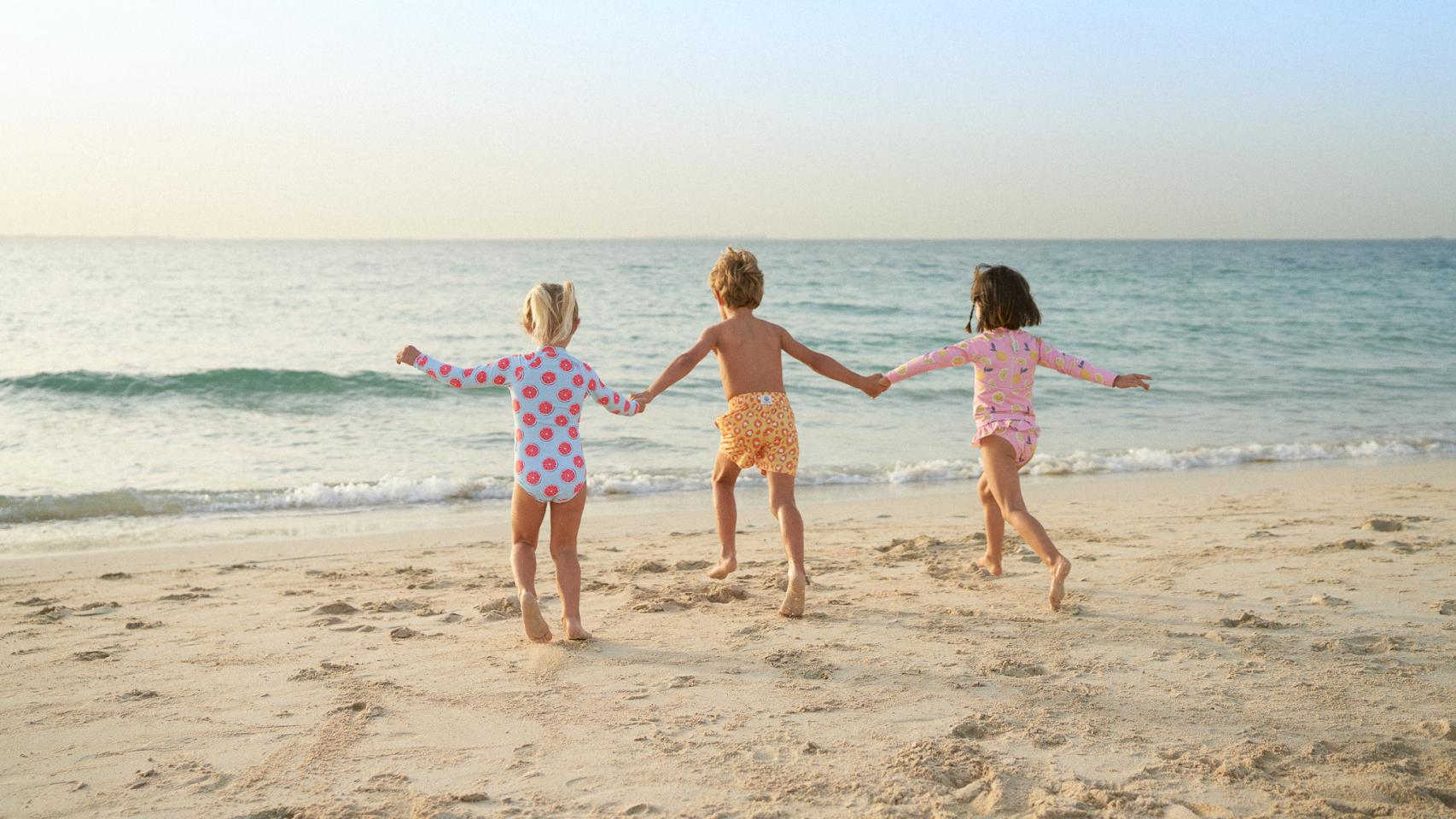 Niños con bañadores de Badawii.