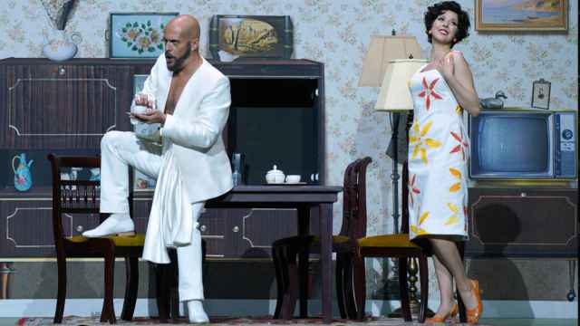 Lisette Oropesa (Fiorilla) y Alex Espósito (Selim) en un momento de 'Il turco in Italia', la ópera de Rossini adaptada por el director de escena Laurent Pelly