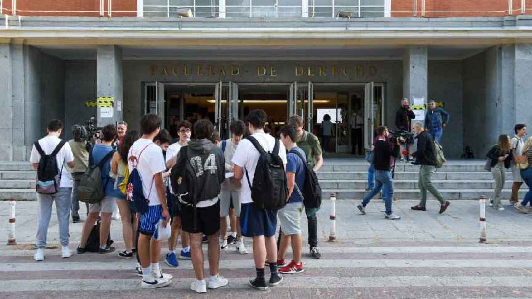 Un grupo de estudiantes a las puertas de la facultad de Derecho de la Universidad Complutense de Madrid.