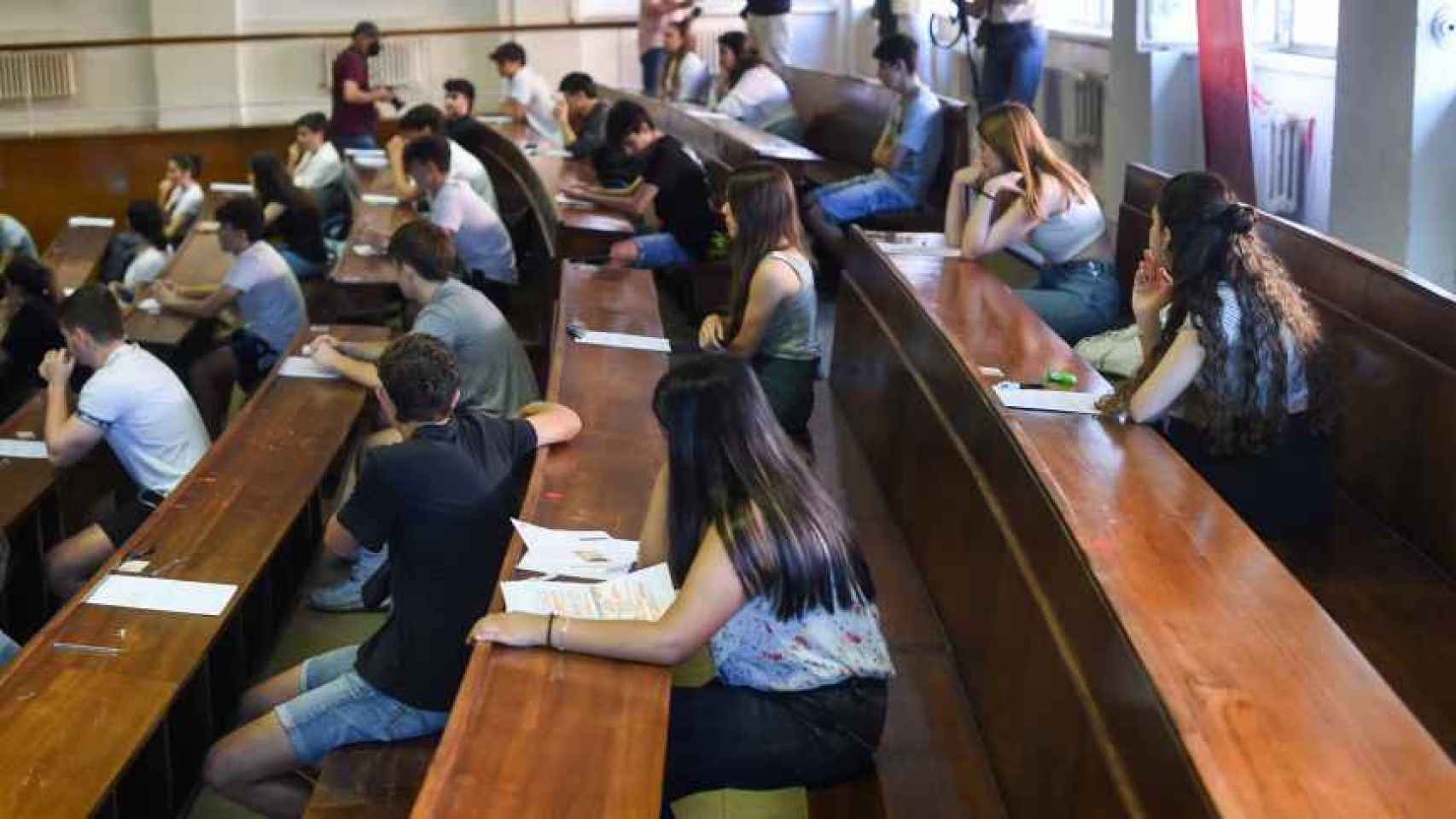 Varios estudiantes examinándose en la EBAU de 2022.