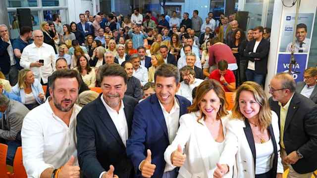 Carlos Mazón, centro, junto a los alcaldes de las principales ciudades que gobernará ahora el PP.