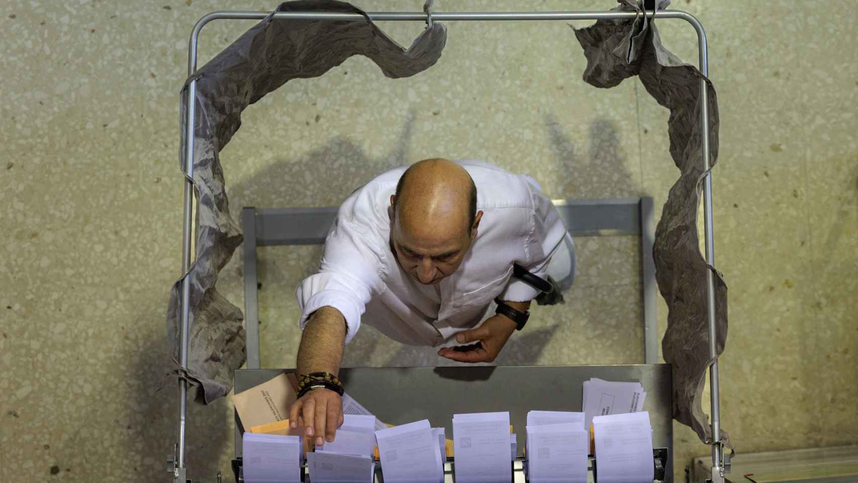 Una persona escogiendo papeleta en las últimas elecciones autonómicas y municipales, la semana pasada.
