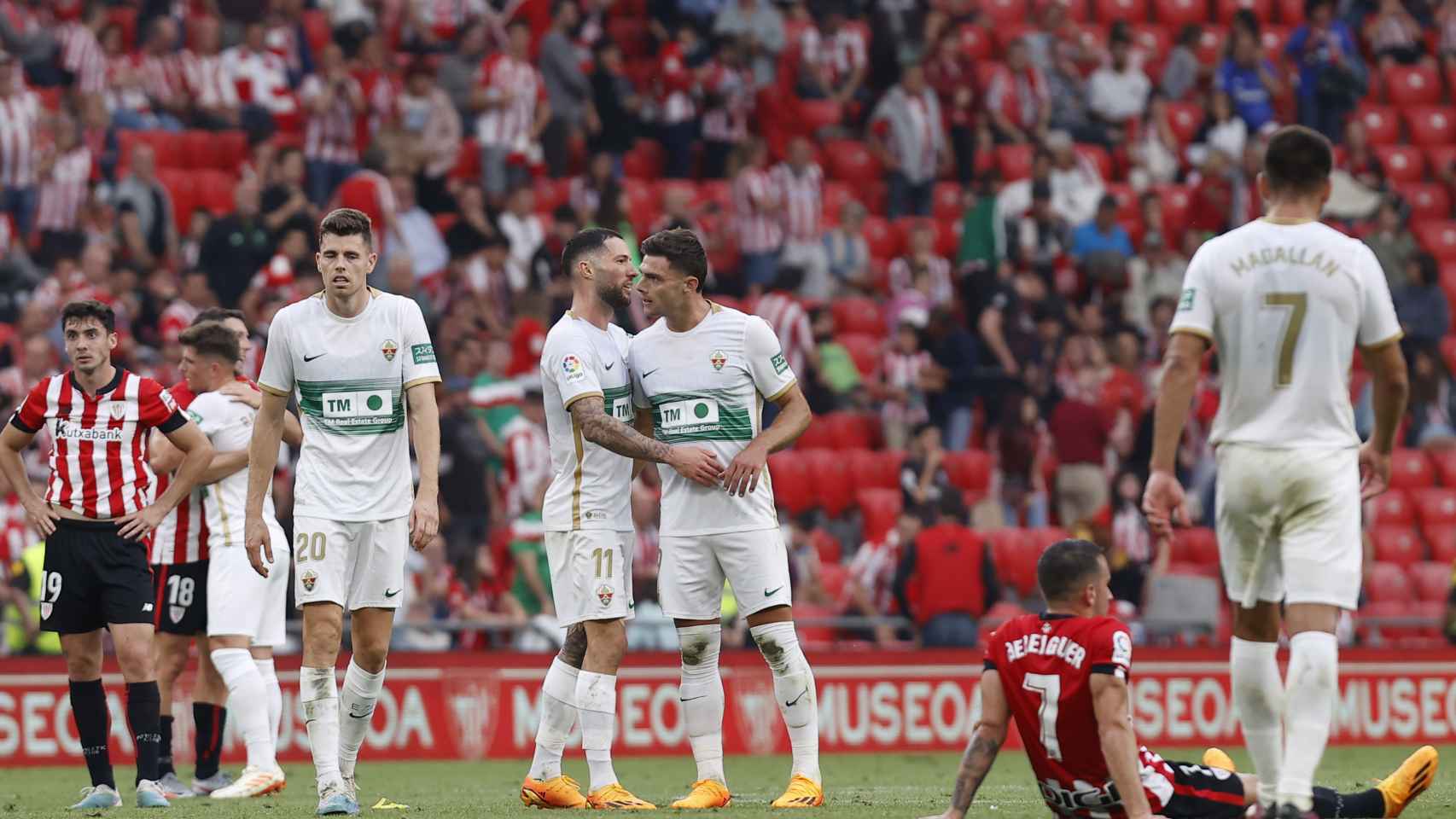 Los jugadores del Elche celebran su victoria ante el Athletic de Bilbao en la última jornada.