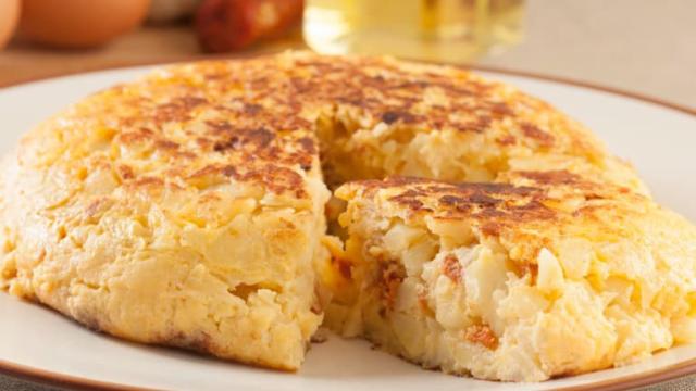 Una tortilla de patata tostada en la superficie.