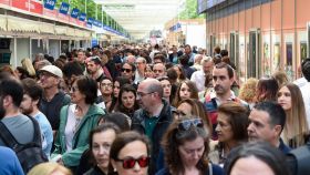 Numerosas personas asisten al segundo día de la Feria del Libro de Madrid 2023, en el Parque del Retiro, a 27 de mayo de 2023. Foto: Gustavo Valiente / Europa Press