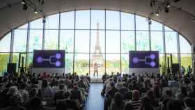 Una de las conferencias durante la cumbre ChangeNow en París la pasada semana, con la torre Eiffel de fondo.