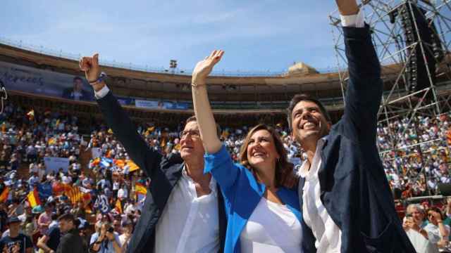 Feijóo, junto a Catalá y Mazón en el mitin central de las municipales en las que se impuso el PP. EE