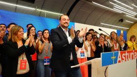 El presidente de Asturias y candidato del PSOE este 28-M, Adrián Barbón, este domingo por la noche.