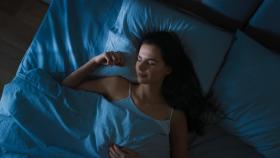 Mujer durmiendo en la cama. Foto: iStock.
