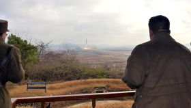 El líder norcoreano, Kim Jong Un, inspecciona un misil balístico intercontinental (ICBM).