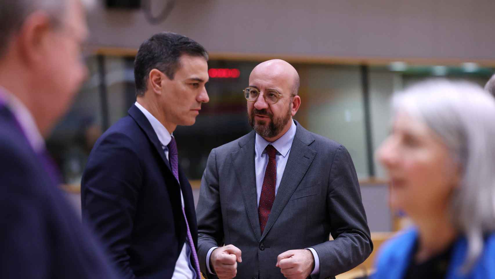 Pedro Sánchez conversa con el presidente del Consejo Europeo, Charles Michel, durante la cumbre de febrero en Bruselas