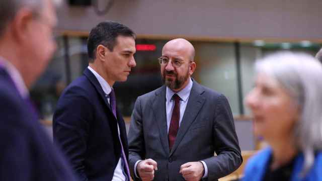Pedro Sánchez conversa con el presidente del Consejo Europeo, Charles Michel, durante la cumbre de febrero en Bruselas
