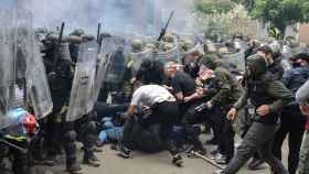 Soldados de la Fuerza de Kosovo de la OTAN (KFOR) chocan con manifestantes serbokosovares locales en la ciudad de Zvecan.