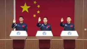 Tres astronautas de China antes de viajar a su estación