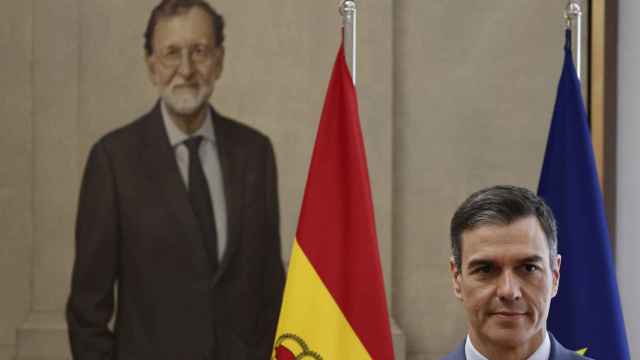 Pedro Sánchez junto a un retrato de Mariano Rajoy.