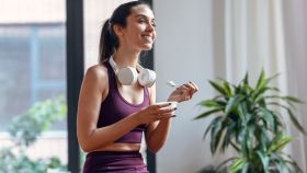 Imagen de archivo de una mujer comiéndose un yogur tras ejercitarse.