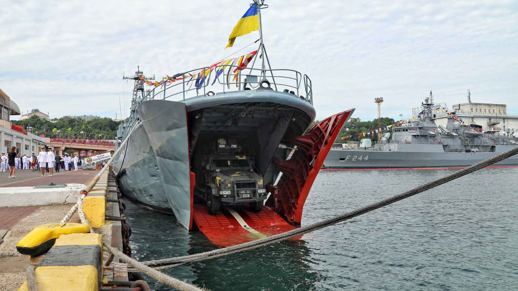 Yuri Olefirenko atracado en puerto