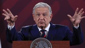 El presidente de México, Andrés Manuel López Obrador, habla durante una rueda de prensa hoy, en el Palacio Nacional de Ciudad de México.