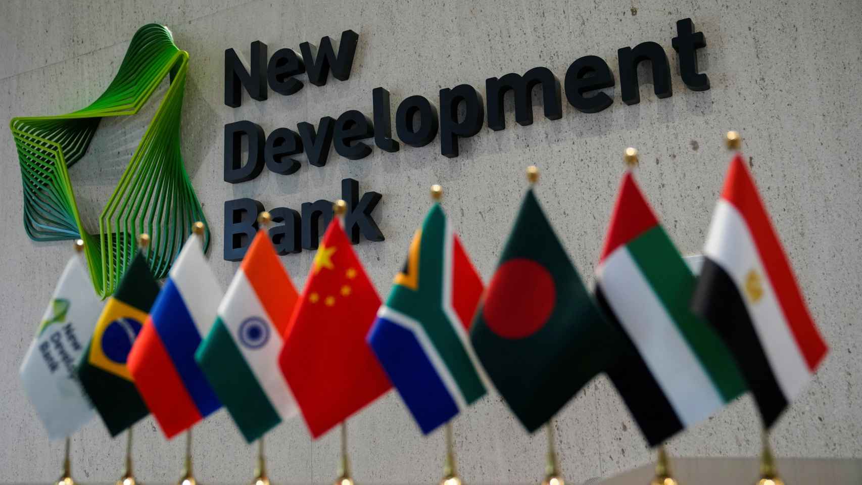 Un cartel del Nuevo Banco de Desarrollo (NDB) en su sede en Shanghái, este martes.