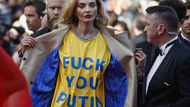 Una mujer lleva un vestido contra Putin en el festival de Cannes.