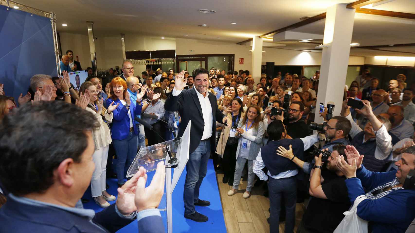 Luis Barcala celebra los 14 concejales durante la noche electoral del pasado 28M.