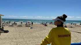 Una socorrista observa una playa alicantina.