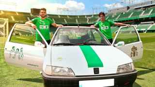 Los jugadores del Elche Pere Milla y Pedro Bigas sortean la 'Perebigueta’, el coche con el que iban a entrenar