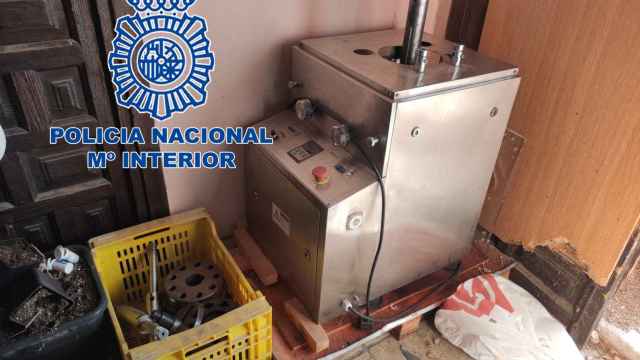 La máquina de prensar pastillas intervenida por la Policía Nacional en Benidorm.