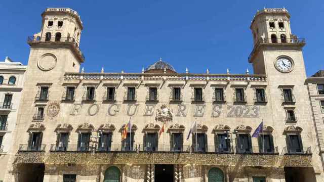 Este viernes se encenderán las luces de las Hogueras en la fachada del ayuntamiento de Alicante.