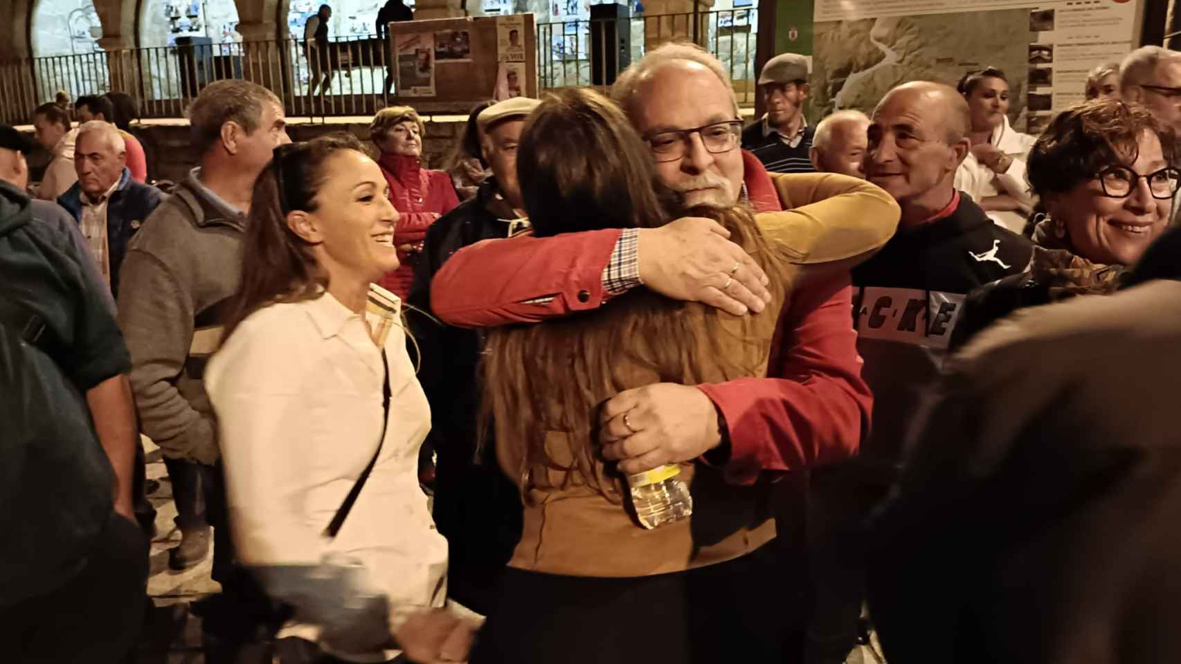 José Manuel Pilo celebrando su segunda vitoria electoral