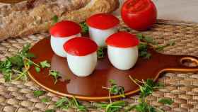 Huevos rellenos con forma de setas, una receta para cocinar con los más pequeños