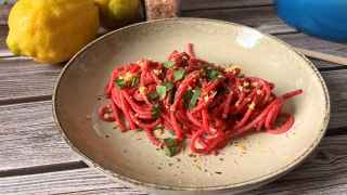 Espaguetis con pesto vegano de remolacha, una receta que encanta a todos