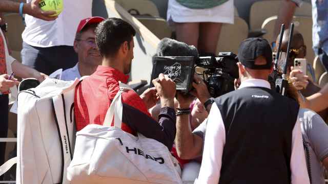 Djokovic escribiendo en la cámara un mensaje político tras una victoria en Roland Garros