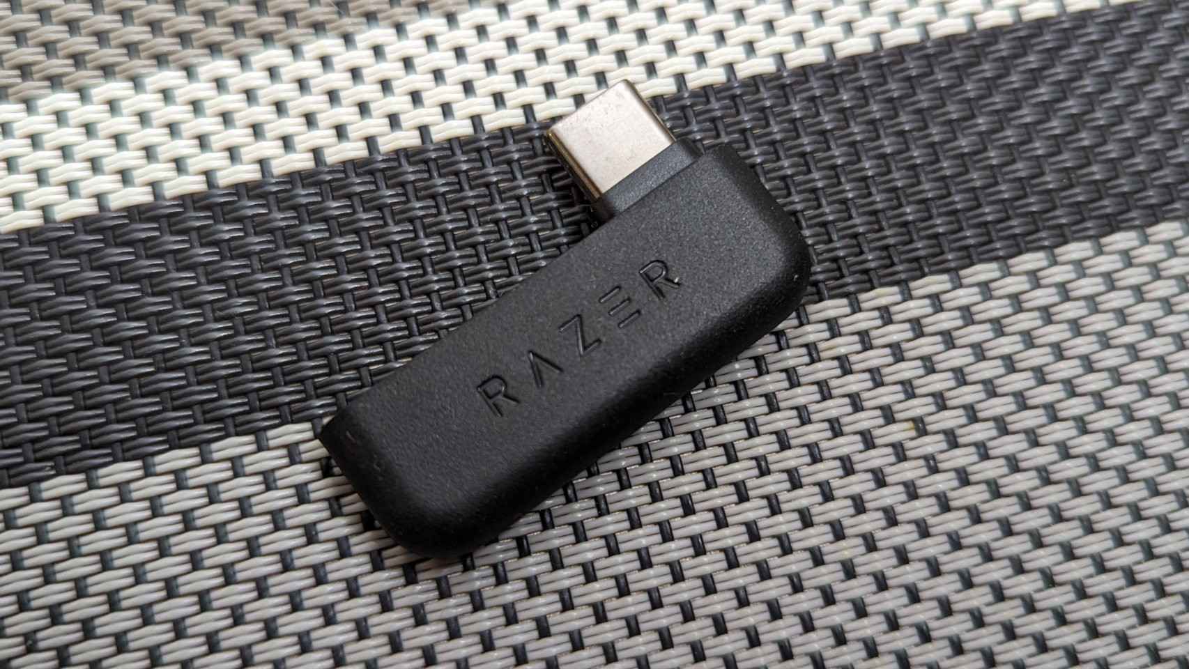 El adaptador HyperSpeed USB-C incluido con los auriculares de Razer