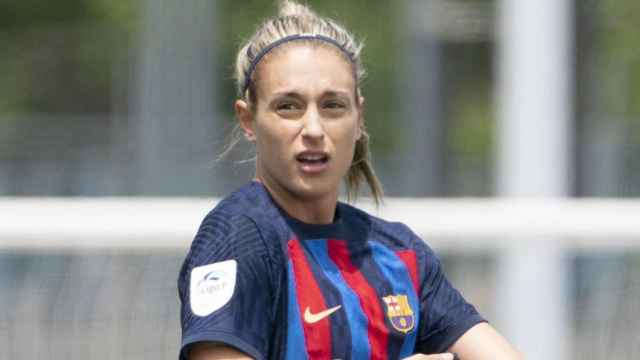 Alexia Putellas, colocándose el brazalete de capitana del FC Barcelona Femenino