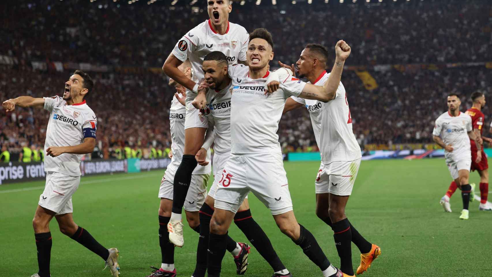 Celebración de los jugadores del Sevilla del gol en propia de la Roma para el empate a 1