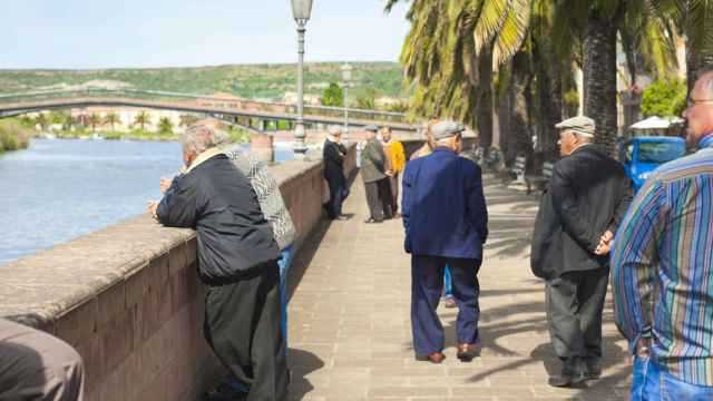 Señores mayores paseando junto al río en Cerdeña.