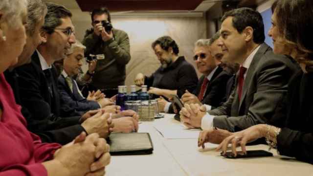 Juanma Moreno en una reunión con miembros de Jaén Merece Más, en una imagen de archivo.