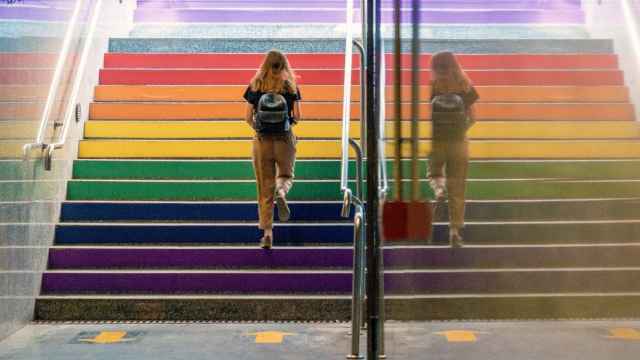 Escaleras del Metro de Valencia decoradas con la bandera LGTB, en una imagen de 2021.