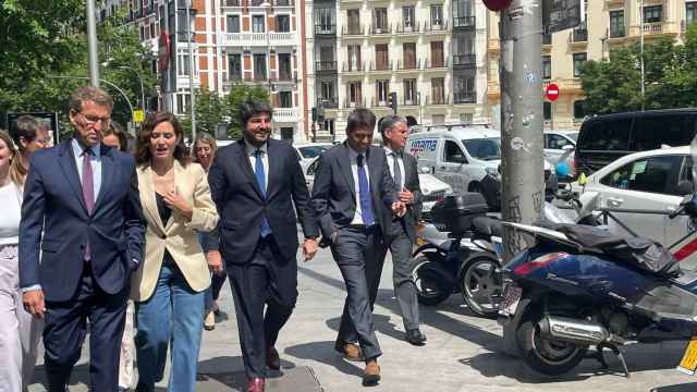 El líder del PP murciano, López Miras (c), este martes, junto a Isabel Díaz Ayuso y Alberto Núñez Feijóo de camino a Génova.