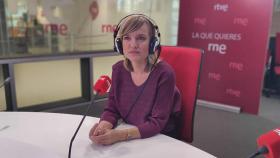 La ministra de Educación, Pilar Alegría, en los estudios de Radio Nacional de España.