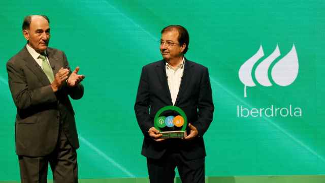 El presidente de Iberdrola, Ignacio  Galán, y el presidente de la Junta de Extremadura, Guillermo Fernández Vara, entregan los Premios CONVIVE